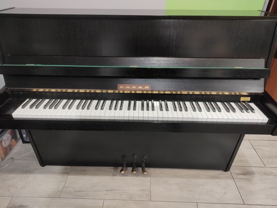 czarne pianino Fazer nastrojone, przygotowane
