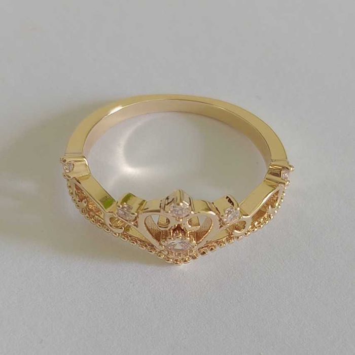 Anel dourado com brilhantes