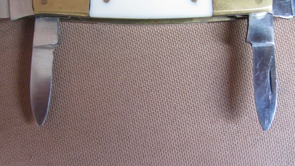 Одним лотом Victorinox Classic SD та HDC Pakistan. Б/у.