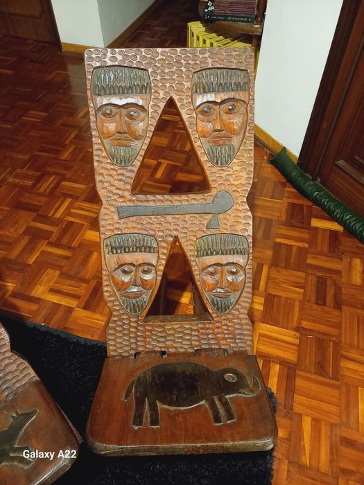 Mesa toda entalhada em madeira africana da tribo Sobá.Datada de 1973.