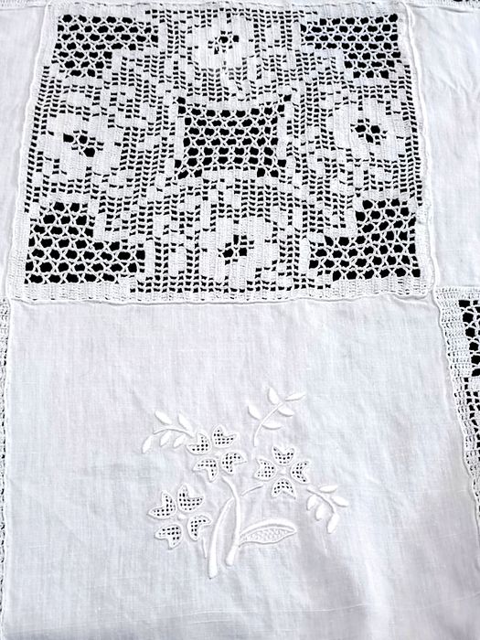 Grande toalha de mesa.