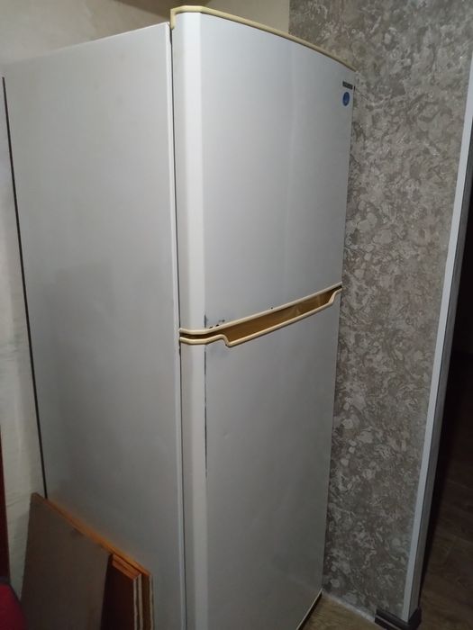 Холодильник , диван