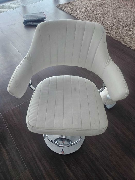 Продам 4 барні стільці бу. Білі