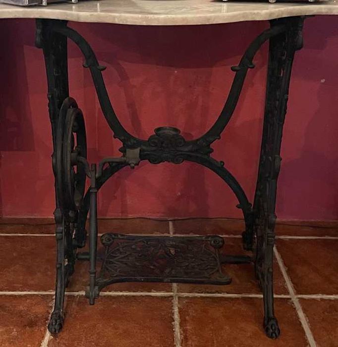 Maquinas costura em ferro com pedras mármore a fazer de mesa