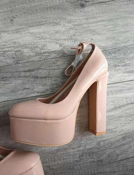 Beżowe buty na wysokim obcasie platforma lakierowane rozmiar 38