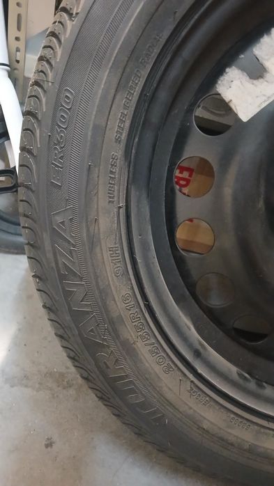 Roda suplente de um opel Astra