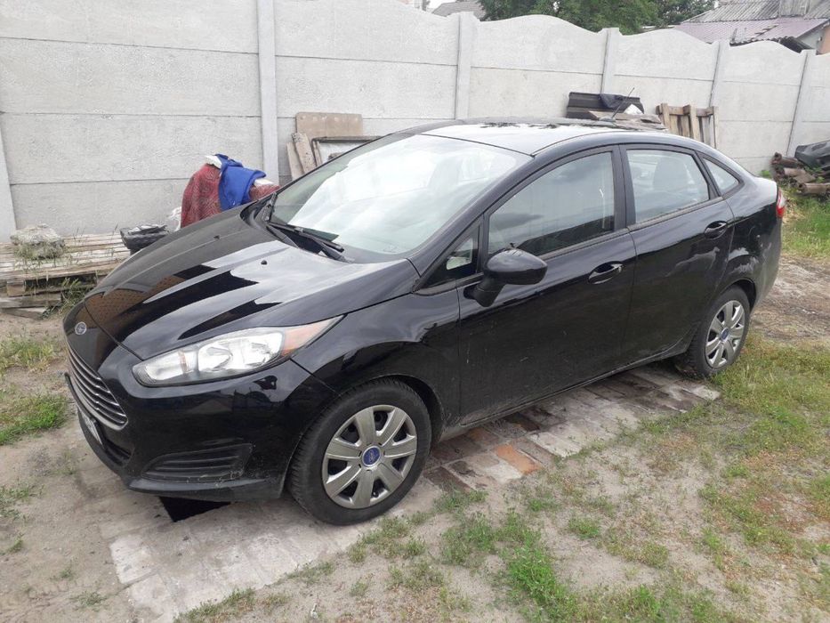 Ford fiesta sedan, седан крышка багажника має дефект