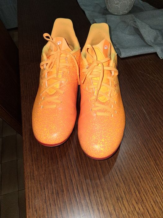 Chuteiras 42 totalmente novas,  usadas uma vez,  não me servem.
