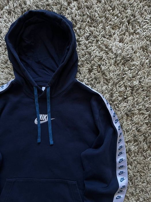 Худи Nike на лампасах нових колекцій