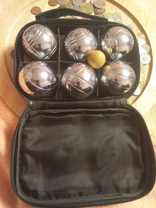 Набір для гри в петанк (boules) — це популярна гра на свіжому повітрі,