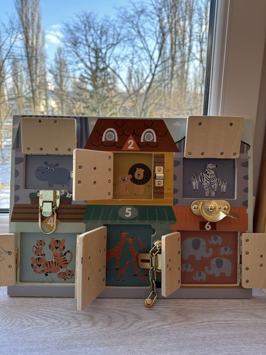 Бізіборд з замочками