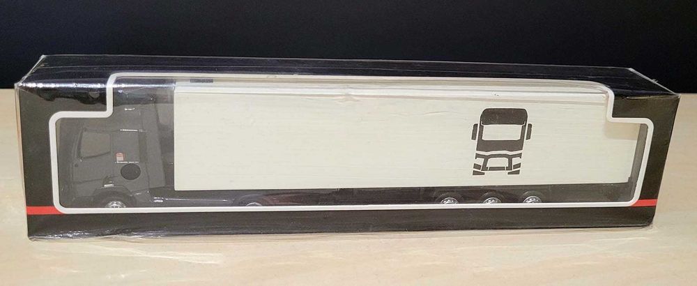 Renault Trucks T460 w skali 1/87. Ciągnik siodłowy z naczepą. Eligor