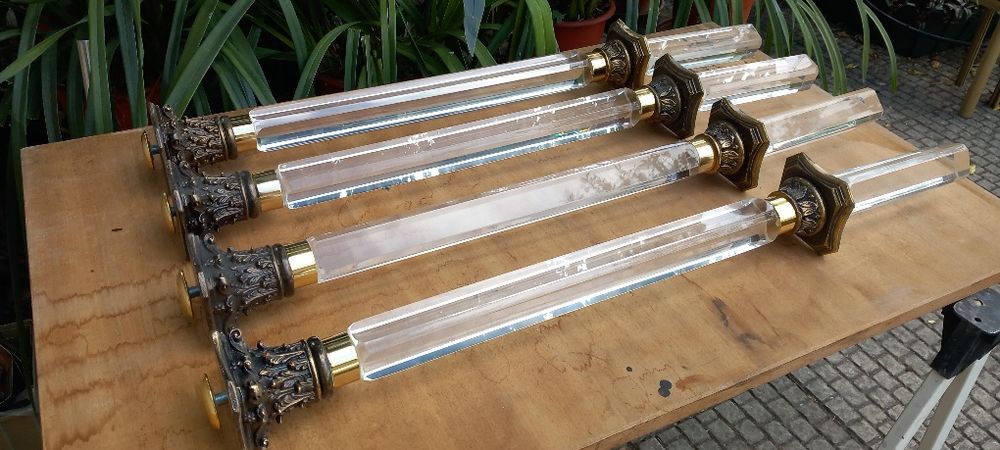 Pés em acrilico com dourados