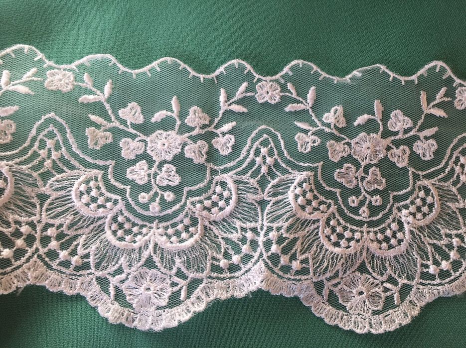 Renda branca com 10 cm de largura