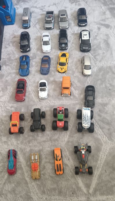 Zestaw 29 autek Hot Wheels, Monster Trucki, pojazdy specjalne – super