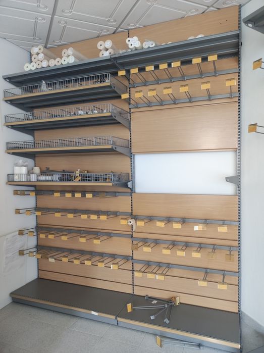 Estantes metálicas em excelente estado