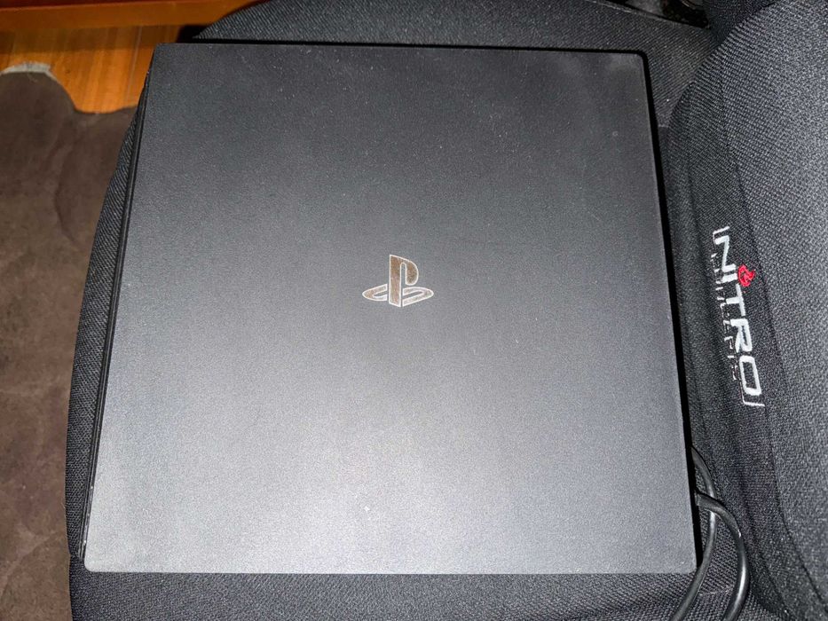 Playstation 4 Pro + 2 comandos + 6 jogos (Sem Caixa e Manuais)