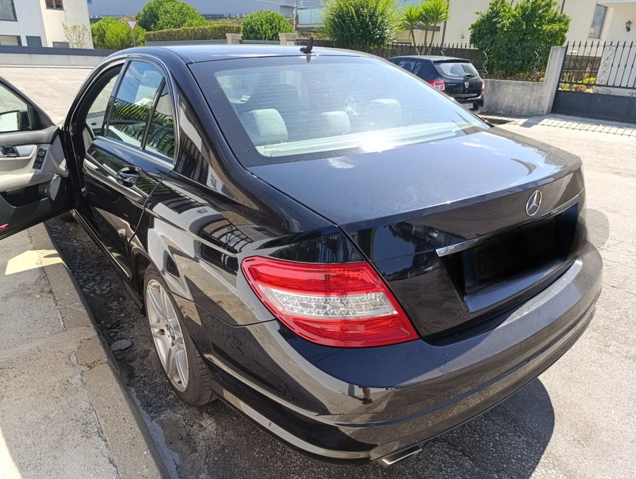Mercedes-Benz C220 CDI W204 (2009) – Pack AMG Original – Estofos em Pele Branca