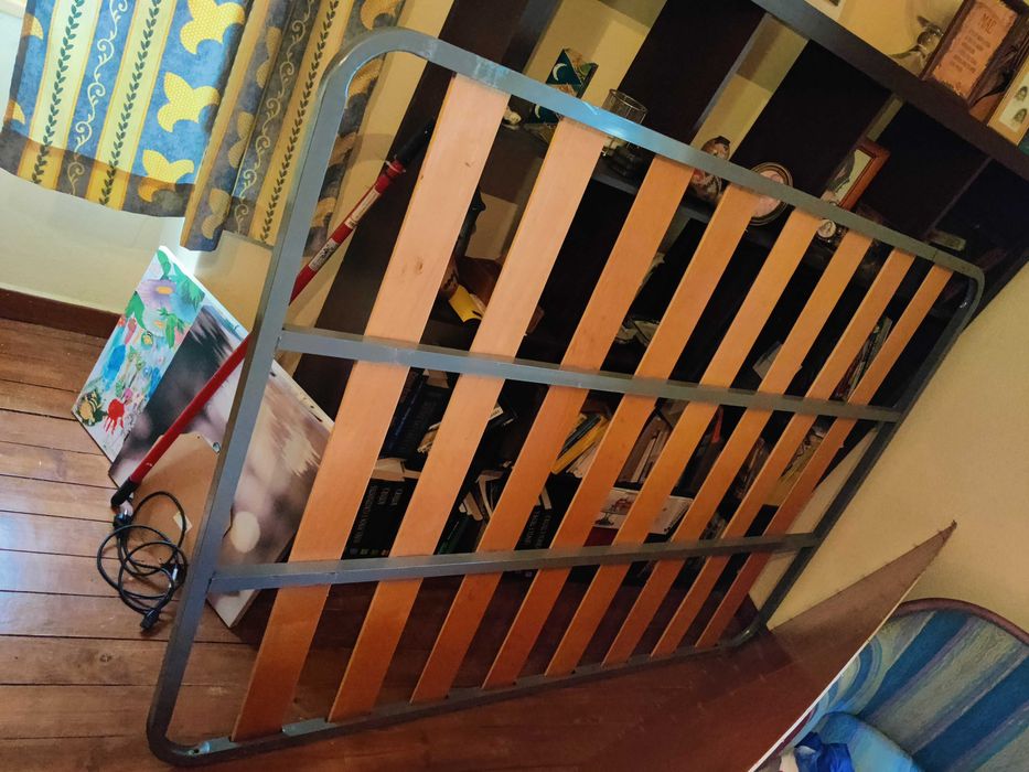 Estrado de cama 1.80×1.30, em bom estado com 6 pés.