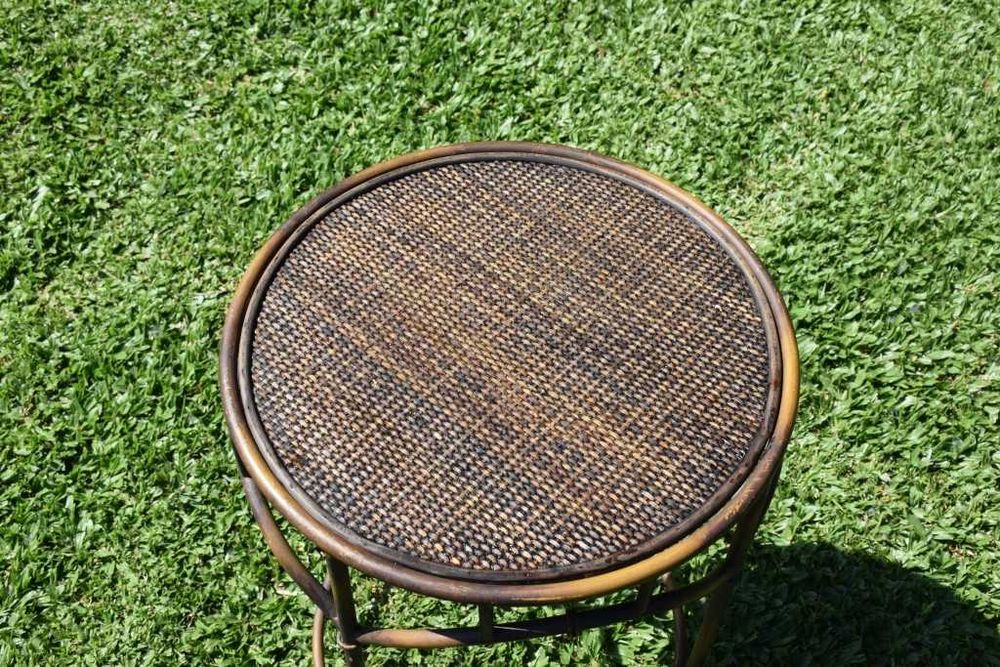 Mesa de apoio metálica e tampo em vime, feita na Tailândia