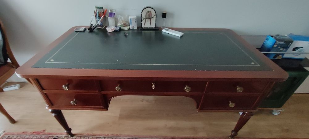 Secretaria, cadeirão e balde de lixo