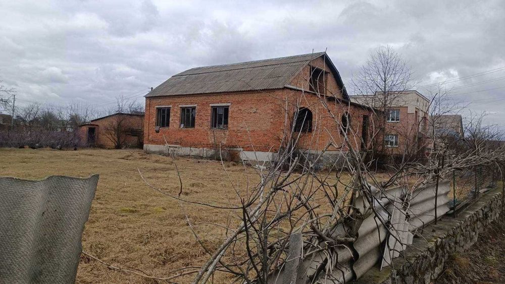 Продаж будинку та земельний участок