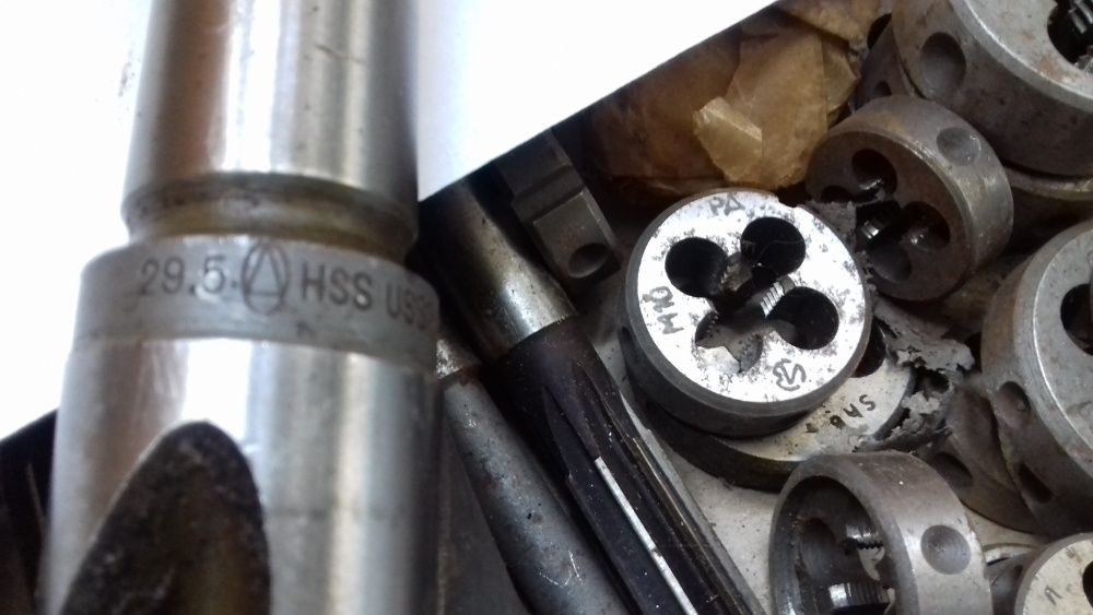 розгортки / развертки /свердла/ сверла , метчики,  фрезы  новые