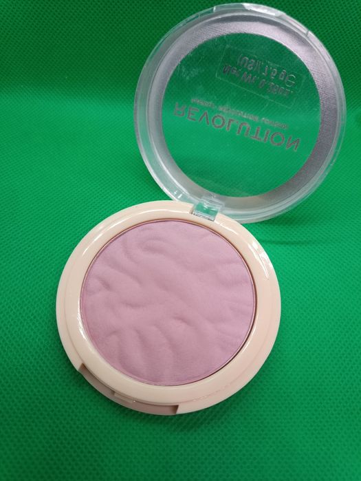Makeup revolution róż chłodny violet love