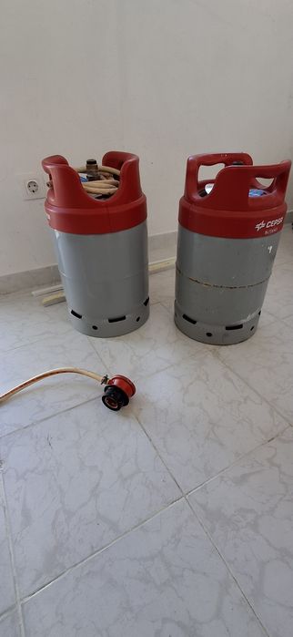 Botija de gas com regulador e fogão de um bico.