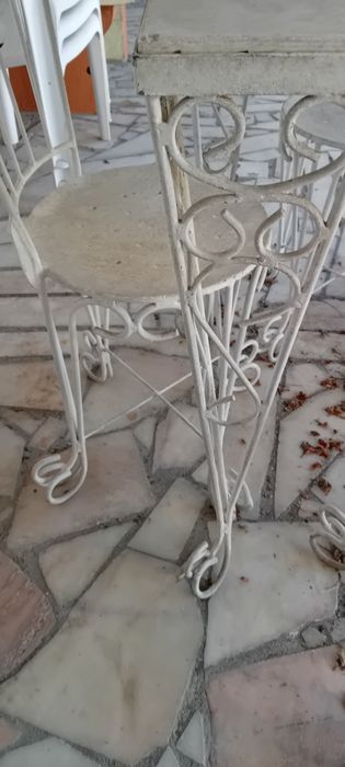 Conjunto mesa vom 4 cadeiras em ferro