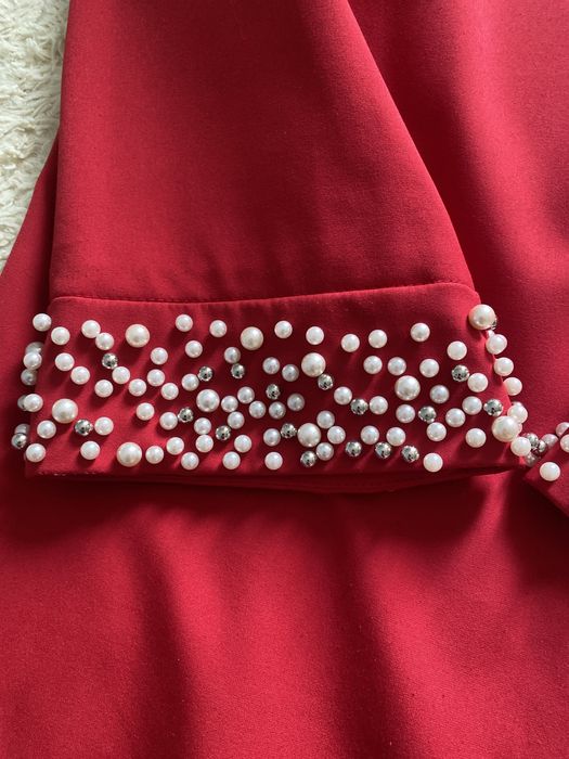 Червоне плаття із жемчужинками
