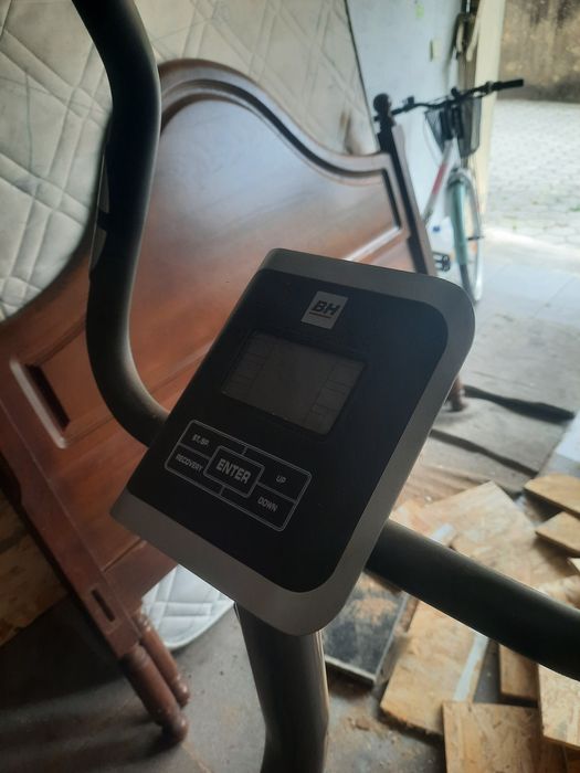 Bicicleta estática digital marca BH negociável.