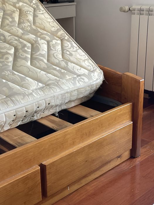 Cama de solteiro e colchao