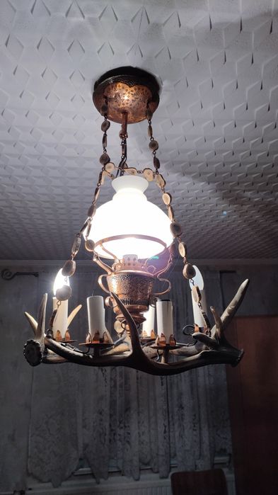 Żyrandol z poroża jelenia. Piękny zabytek