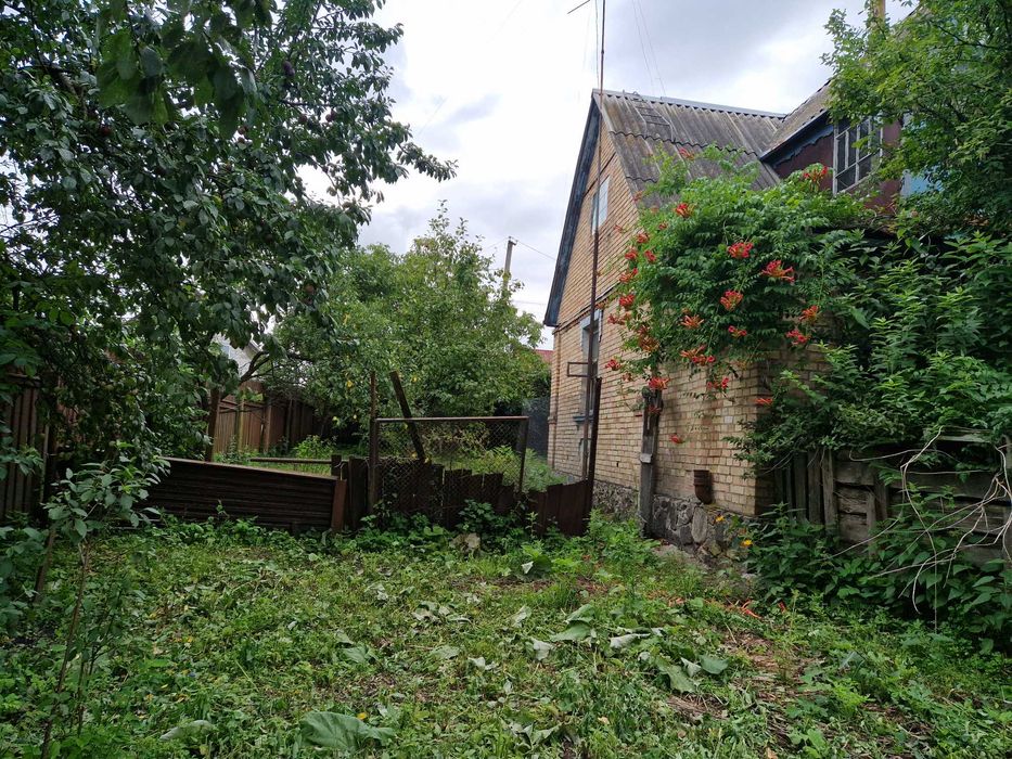 Продається будинок  у центрі с. Бабинці  для дачі чи нової забудови