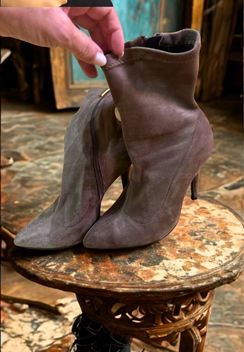 Botas salta alto em camurca