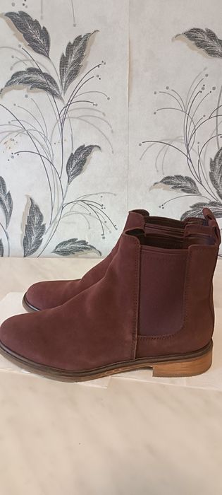 Челси 39 размер,замшевые подошва  состояние отличное,весна,бренд Clark