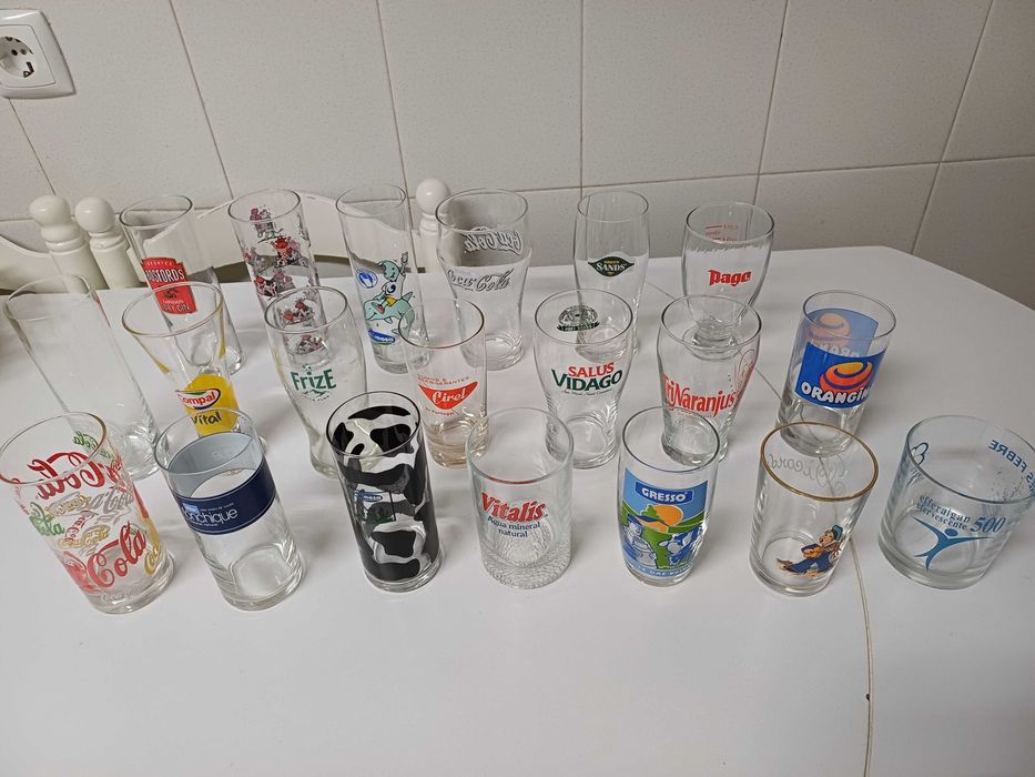 Copos de agua e sumo com várias marcas 20 unidades