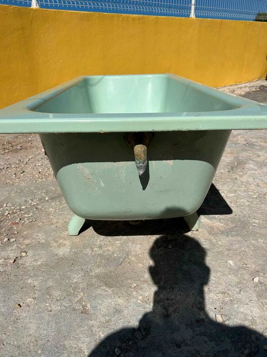 Banheira verde usada