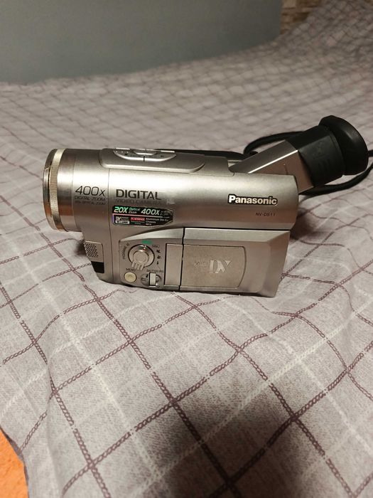 Kamera na kasety firmy Panasonic z osprzętem