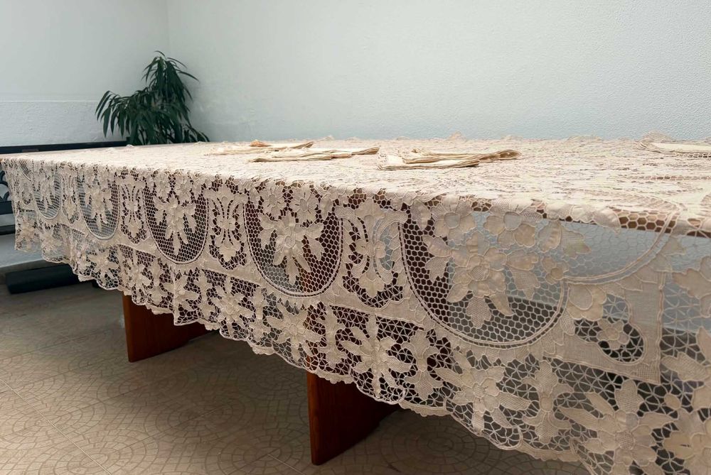 Toalha de Mesa em Linho com Renda Veneziana