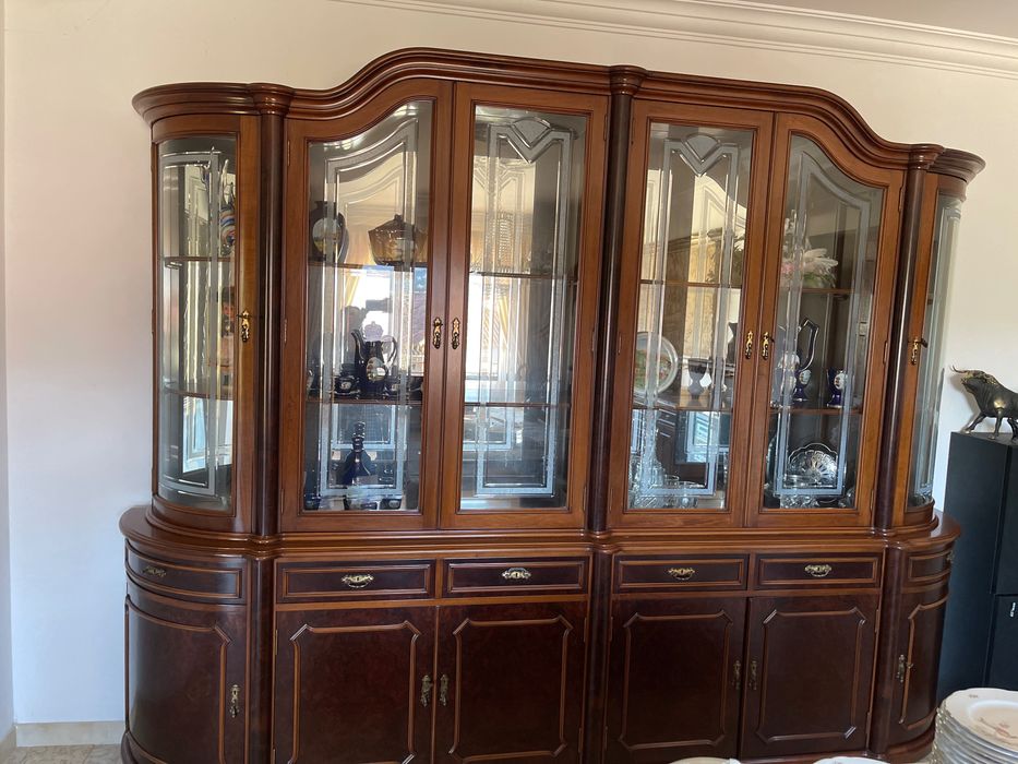 Buffet em nogueira com vitrina muito bom estado como novo