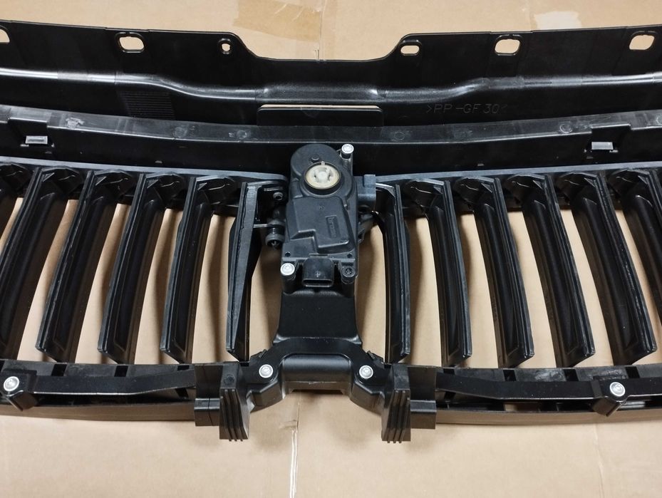 верхні жалюзі BMW 5 G30 G31 749727901 до рестайлінг 51137497280