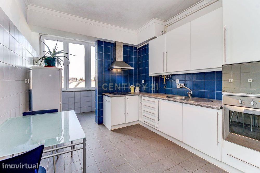 Venha conhecer este simpático apartamento T2, situado a meio caminho e