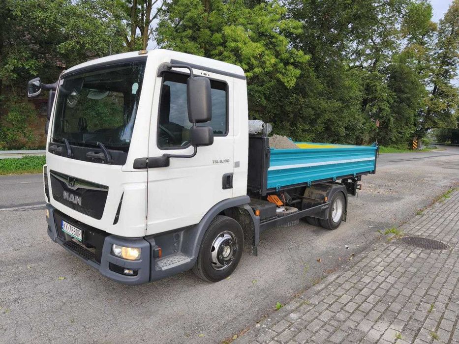 Transport wywrotką betonu z betoniarni, kruszywa, ziemia