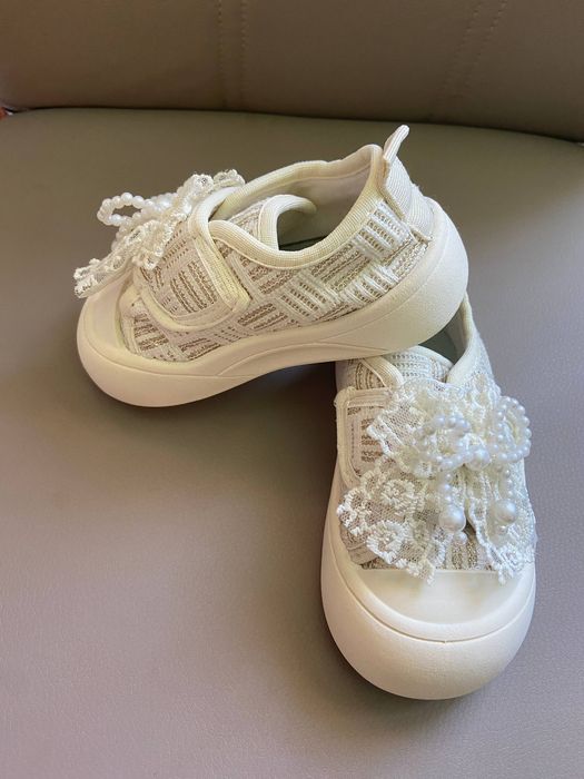 Кросівки на дівчинку