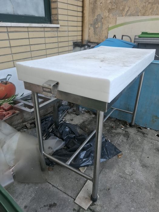 Máquina de picar industrial,  Maquina de hambúrgueres e uma mesa de talho