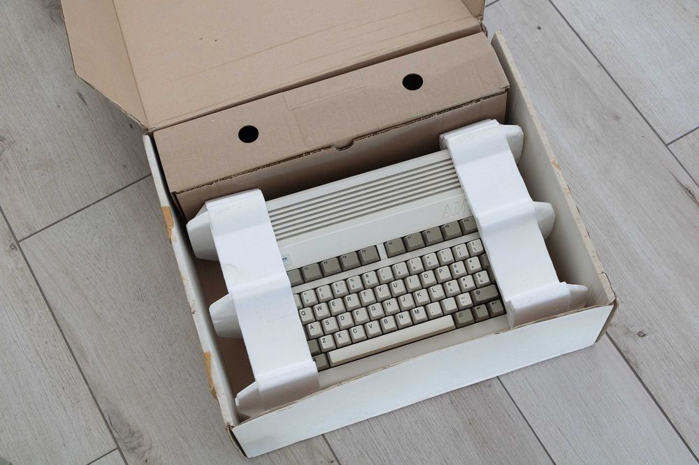 Komputer Commodore Amiga 600 Box, Zasilacz, Mysz