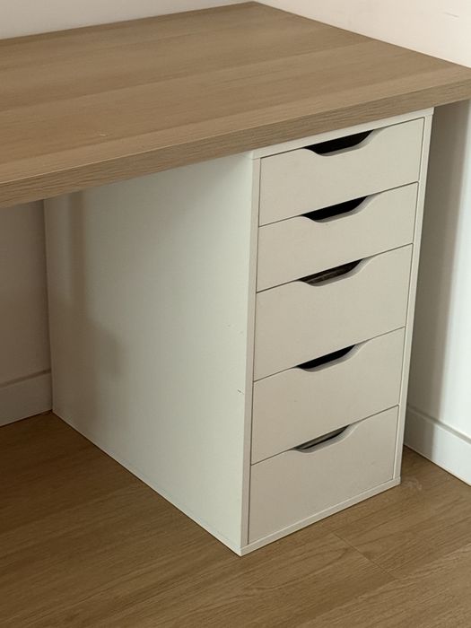 Biurko, imitacja dębu bejcowanego na biało/białe + komoda IKEA