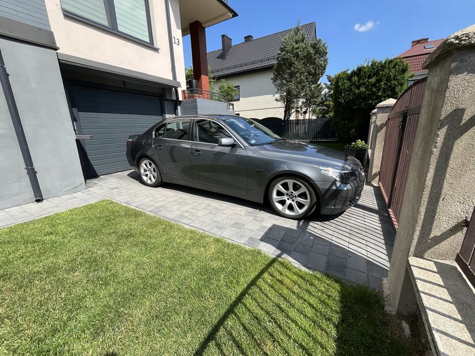 BMW e60 530i.